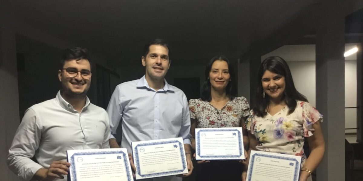 Concluintes em Gestão Pública Contemporânea recebem certificados