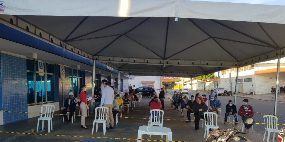 Governo de Goiás monta tendas para evitar aglomerações nas agências da CEF