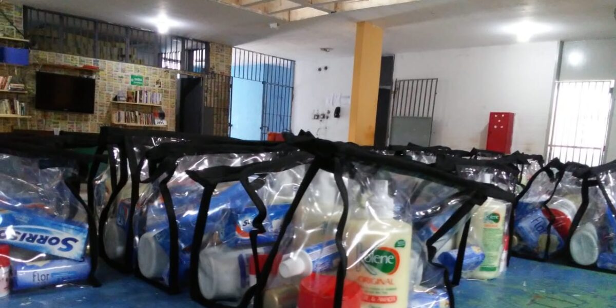 Governo de Goiás distribui kits de higiene pessoal para adolescentes do Socioeducativo