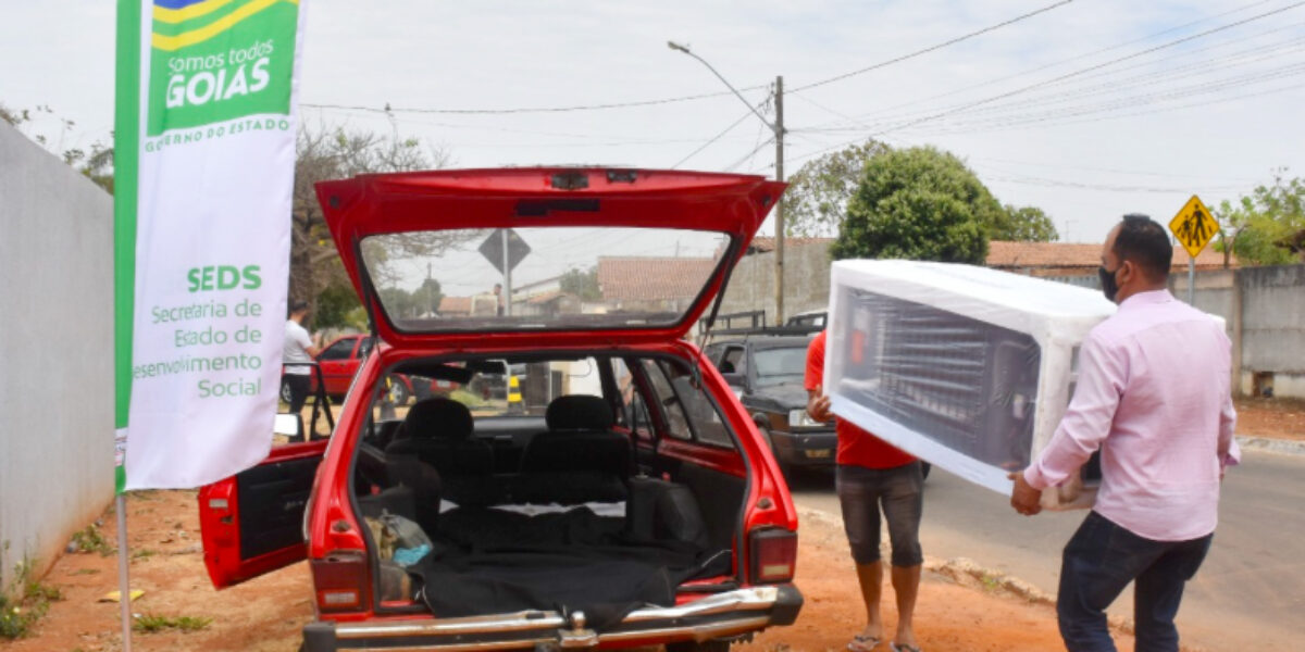 Famílias do Residencial Itaipu trocam geladeira velha por nova
