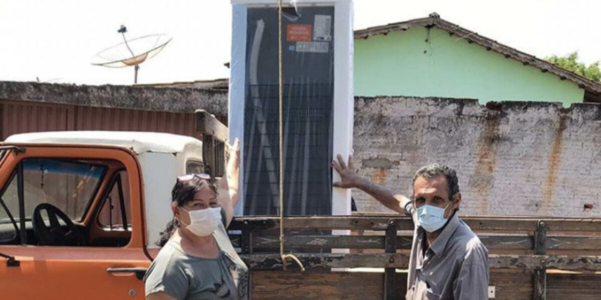 Moradores de Nerópolis trocam geladeiras velhas por equipamentos novos e econômicos 