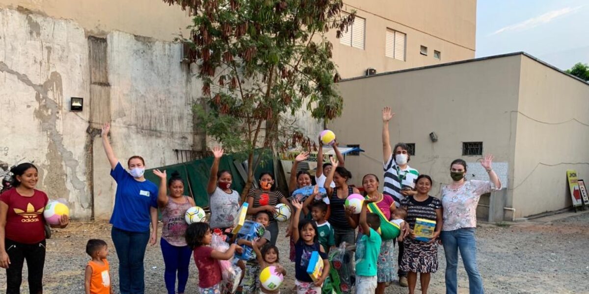 Equipes da Seds, OVG e Pastoral do Migrante fazem entrega de brinquedos para crianças venezuelanas, em Goiânia
