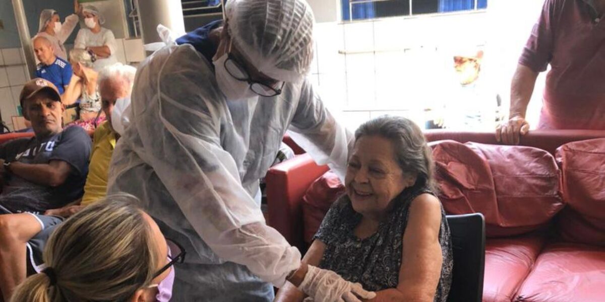Em Goiás, vacinação contra a Covid-19 vai alcançar todos os idosos que vivem em abrigos
