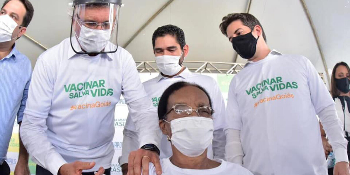 Único governador médico do Brasil, Caiado aplica primeira vacina em Goiás