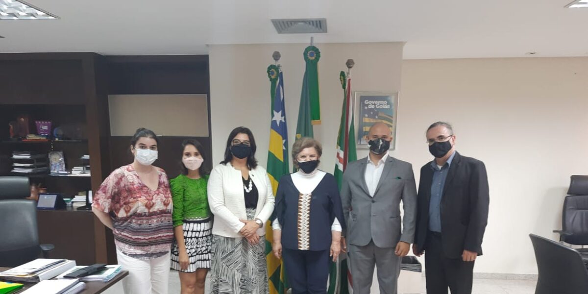 Secretária Nacional de Proteção Global do Ministério da Mulher visita projetos sociais em Goiás