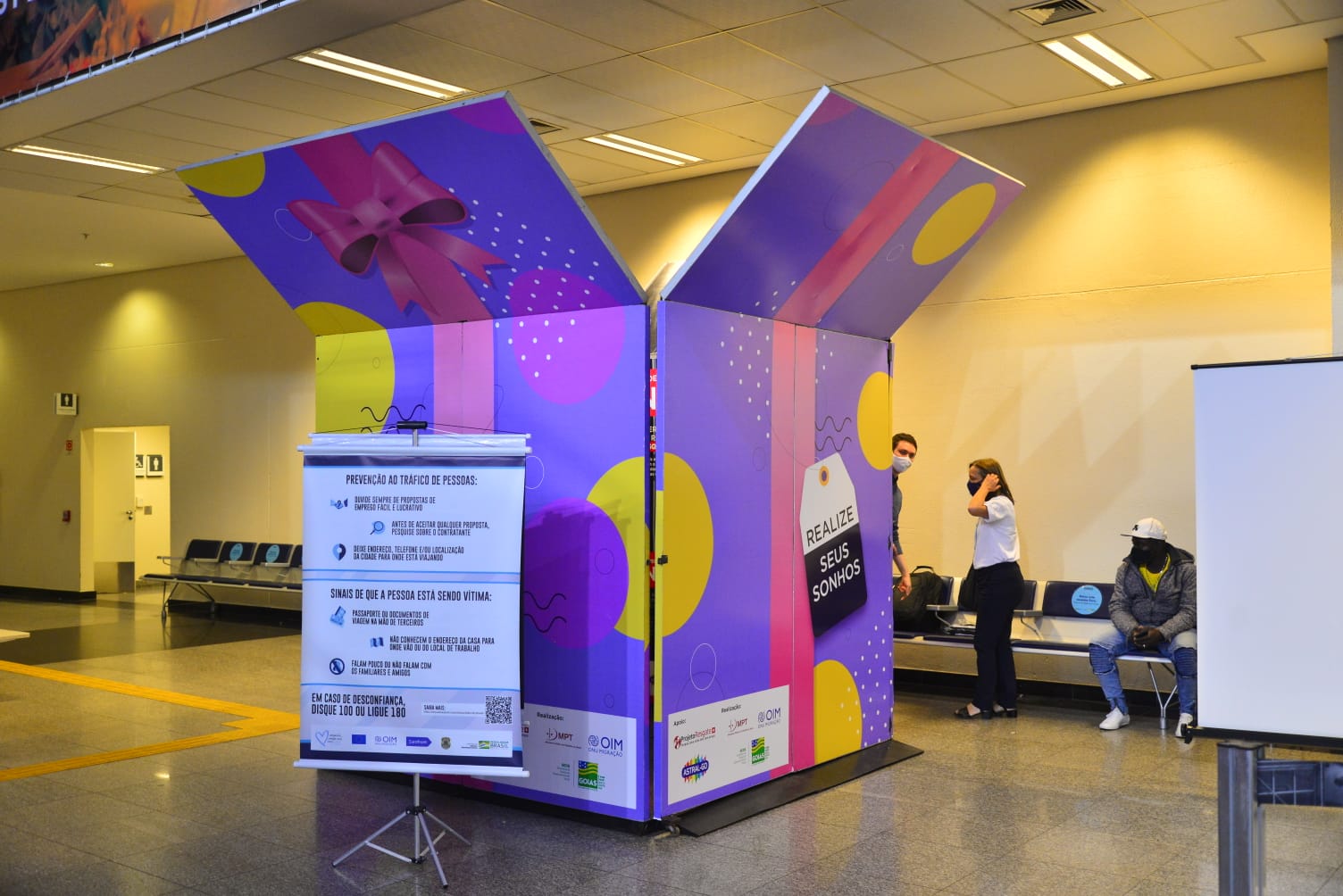 Box da Campanha Coração Azul, que está instalada no Aeroporto Internacional de Goiânia