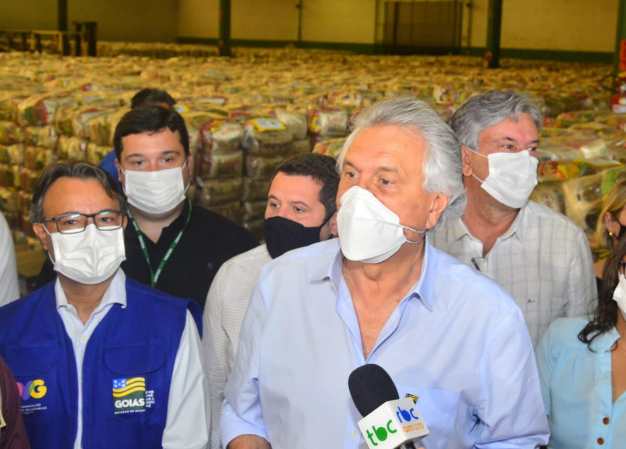 Governador Ronaldo Caiado durante o início da entrega de mais 250 mil cestas básicas aos municípios goianos