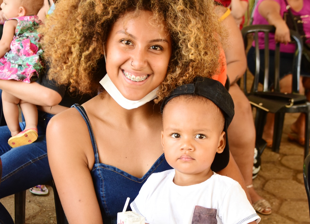 Mãe e filho durante evento do Programa Mães de Goiás