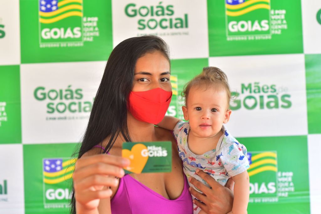 Mãe recebe cartão do Programa Mães de Goiás em Santa Terezinha de Goiás, no Norte goiano.