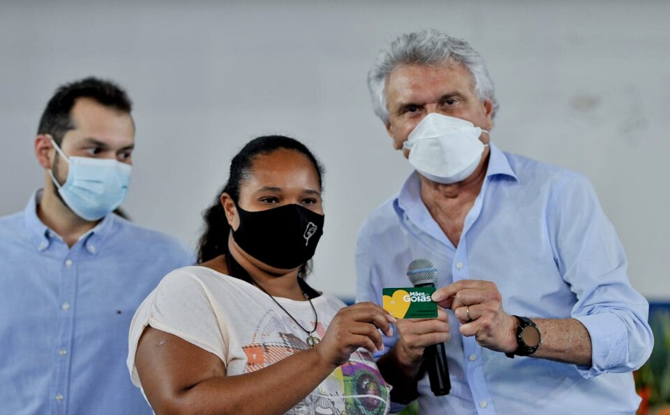 Governador Ronaldo Caiado durante entrega dos cartões do Mães de Goiás em Formosa