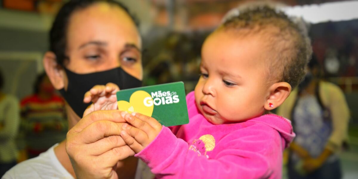 Governo de Goiás entrega 950 cartões do Mães de Goiás, em Cocalzinho