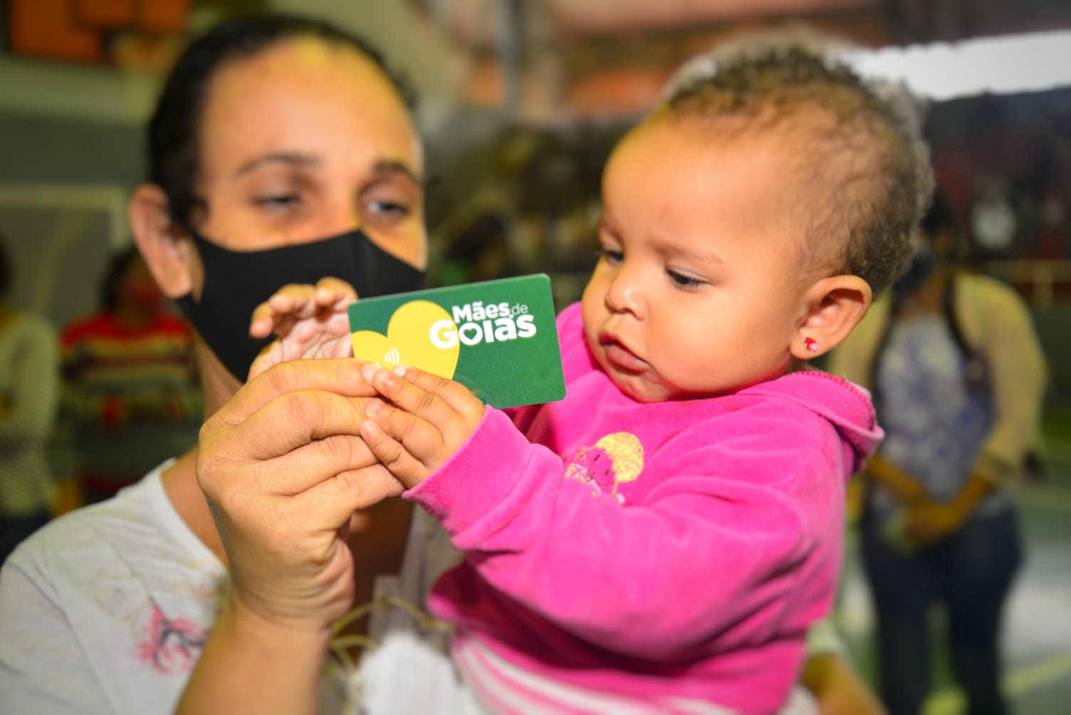 Mãe e filha recebem o cartão do Mães de Goiás, do Governo de Goiás