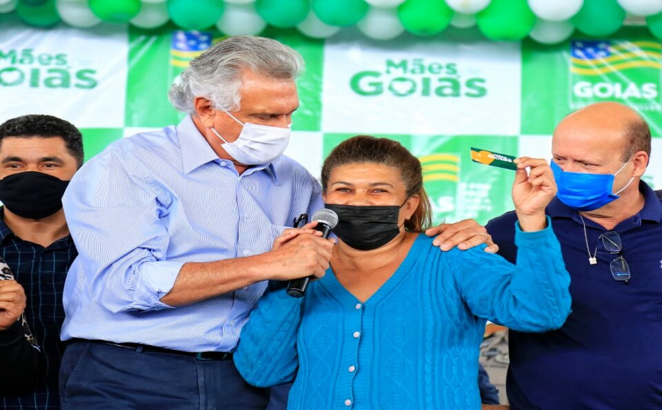 Governador Ronaldo Caiado durante entrega dos cartões do Mães de Goiás em Luziânia