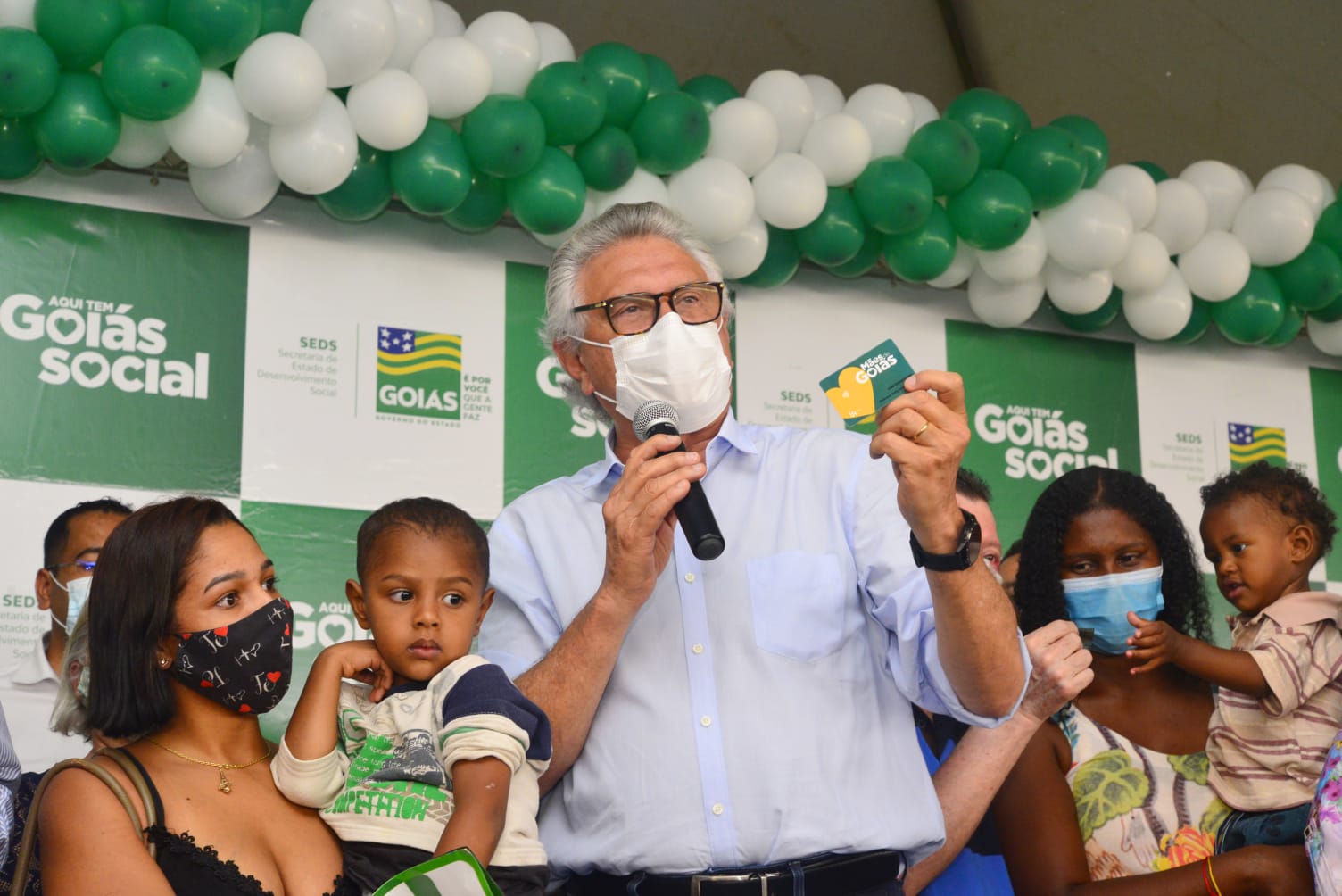 Governador Ronaldo Caiado durante entrega dos cartões do Mães de Goiás em Águas Lindas