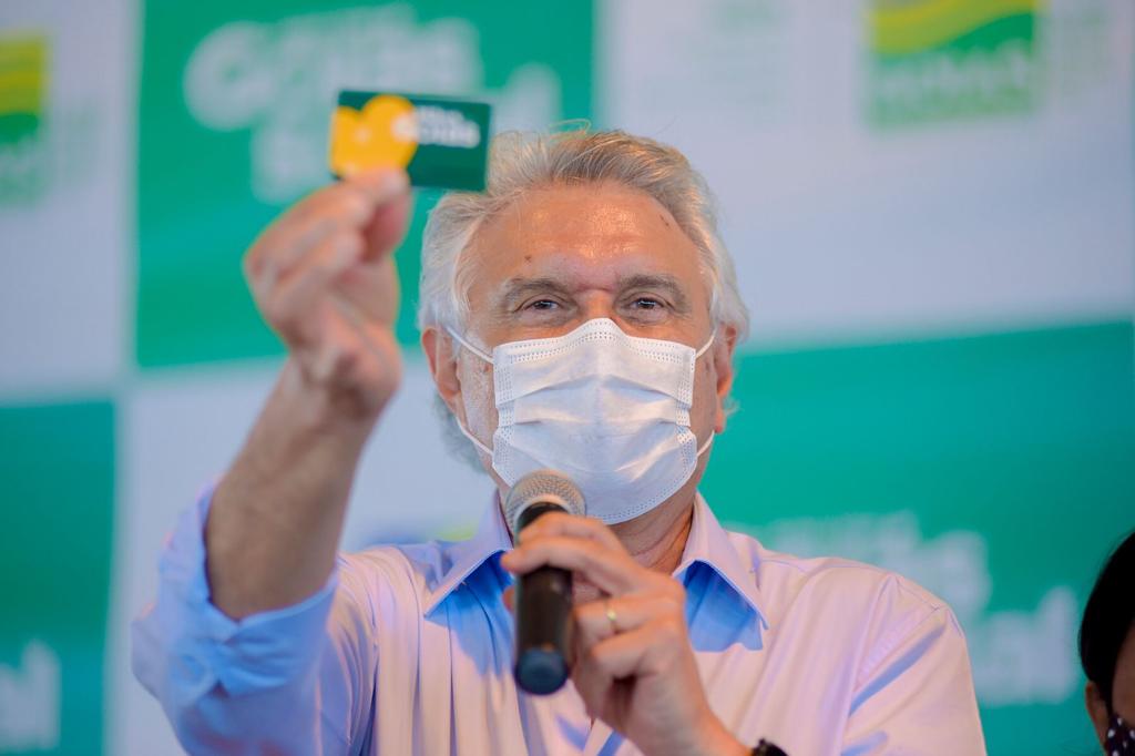 Governador Ronaldo Caiado durante entrega dos cartões do Mães de Goiás em Valparaíso de Goiás