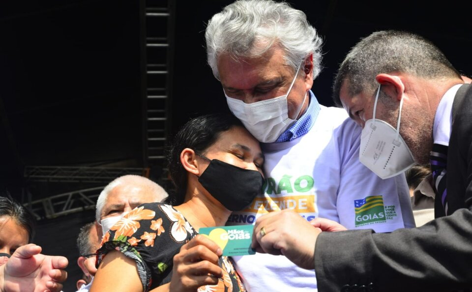 Governador Ronaldo entrega cartão do Mães de Goiás no Mutirão Iris Rezende Governo de Goiás na Região Noroeste de Goiânia