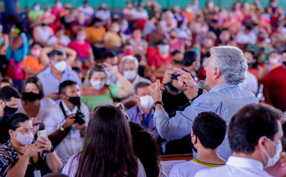 Governador Ronaldo Caiado durante entrega dos cartões do Mães de Goiás