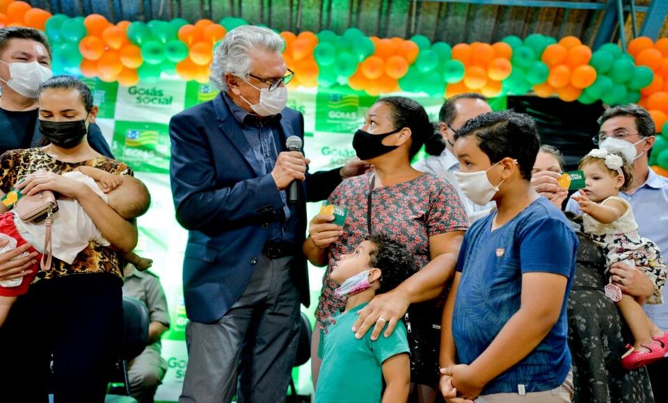 Governador Ronaldo Caiado durante entrega dos cartões do Mães de Goiás em Pirenópolis