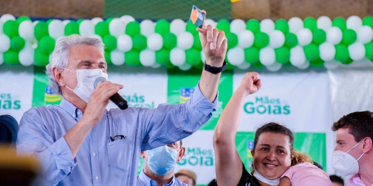 Em quatro meses, programa Mães de Goiás entrega quase 70 mil cartões em 90 municípios goianos