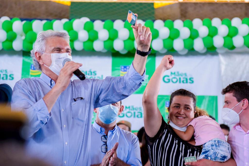 Governador Ronaldo Caiado durante entrega dos cartões do Mães de Goiás