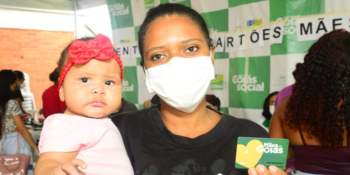 Governo de Goiás distribuiu 3.552 cartões a mães em situação de vulnerabilidade em 28 municípios só na última semana