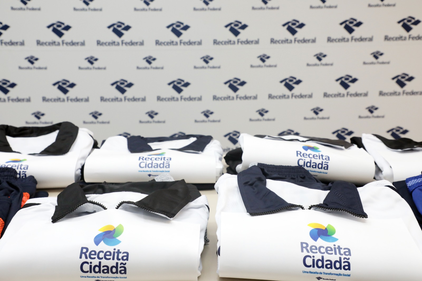 Governo de Goiás recebe cerca de seis toneladas de peças de roupa da Receita Federal. Peças beneficiarão os que mais precisam, através de ações do Goiás Social