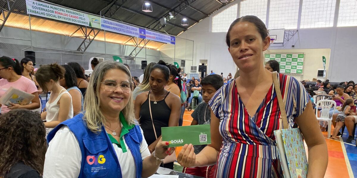 Goiás Social entrega 2 mil cartões de benefícios a moradores de Cristalina e Novo Gama