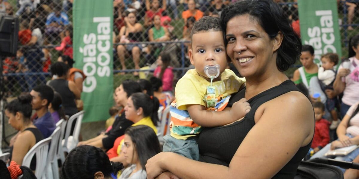 Em Cidade Ocidental, Governo de Goiás entrega mais de 1 mil cartões sociais