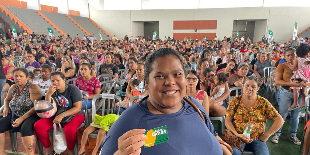 Governo entrega 1095 cartões de benefícios do Goiás Social em Trindade