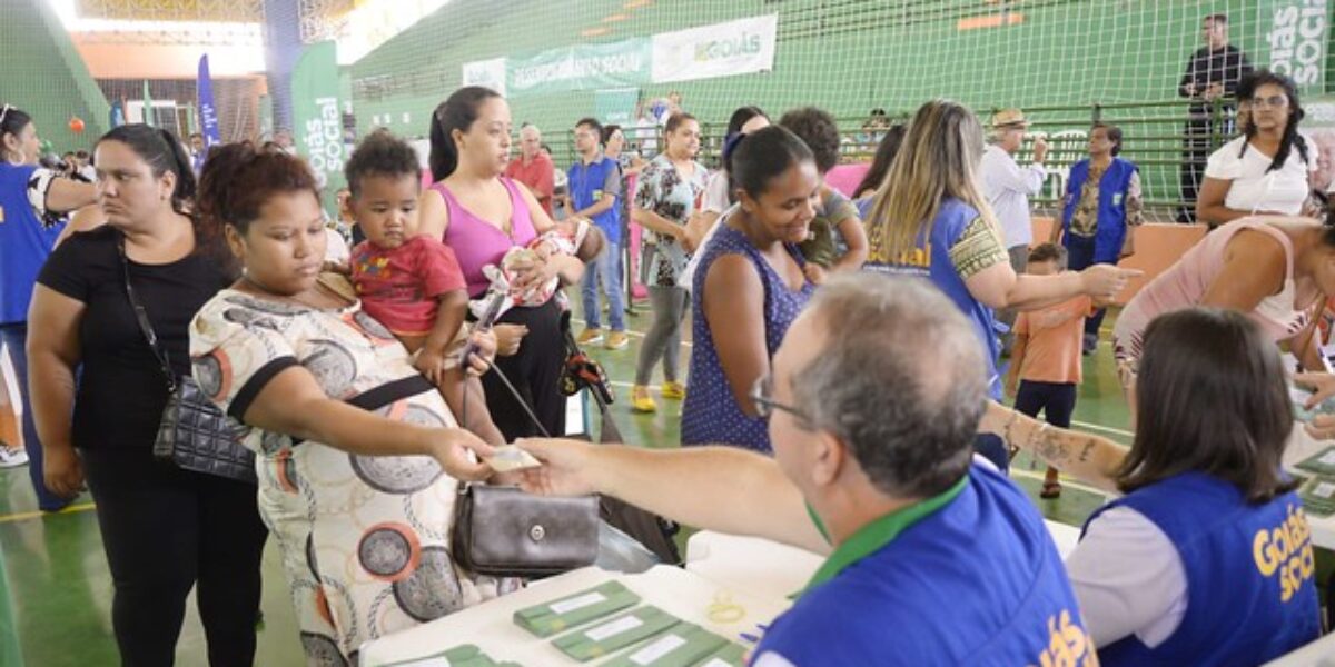 Goiás Social entrega 4.637 cartões do Mães de Goiás e do Dignidade em 12 municípios nesta semana