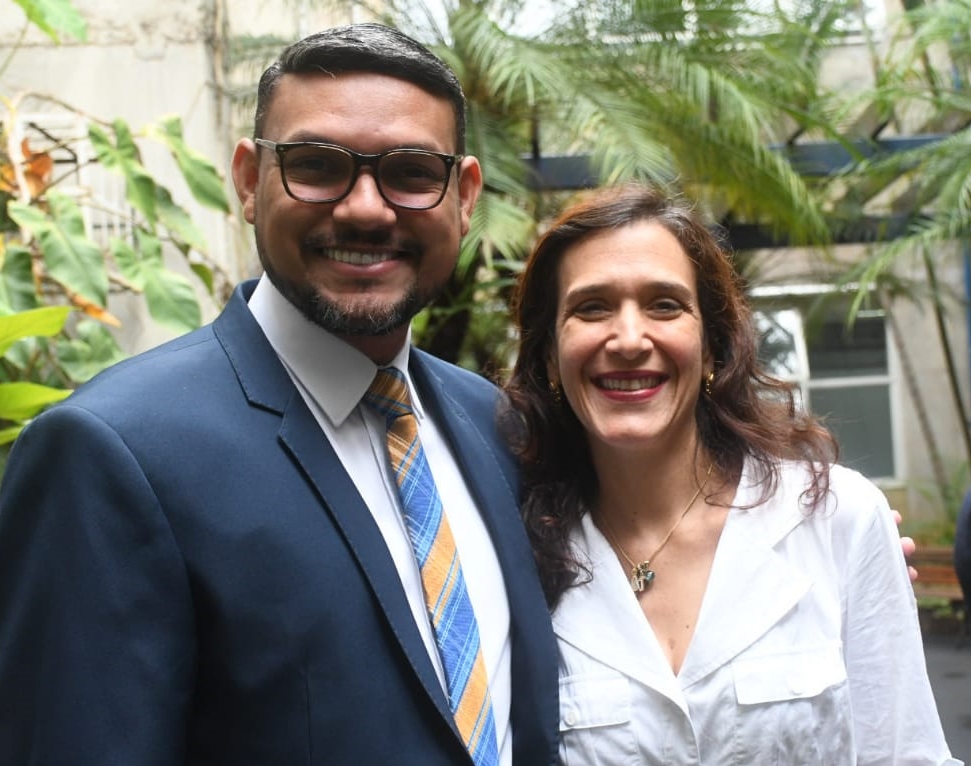 Futuro secretário de Comunicação, Marcos Silva, posa ao lado da atual secretária Valéria Torres