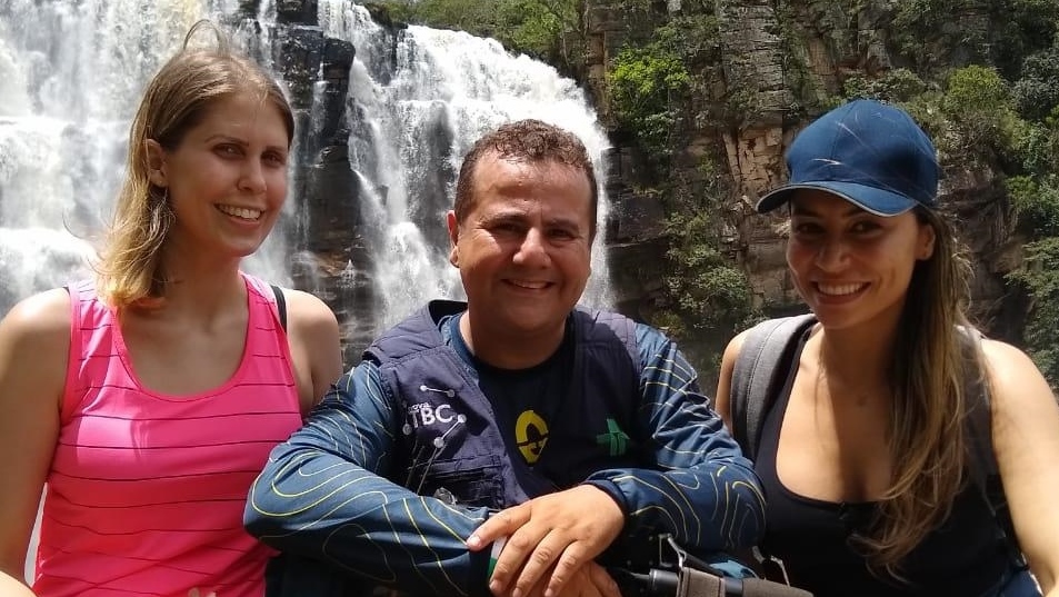 A equipe de jornalistas da Agência Brasil Central posa em frente à cachoeira do percurso Caminho de Cora