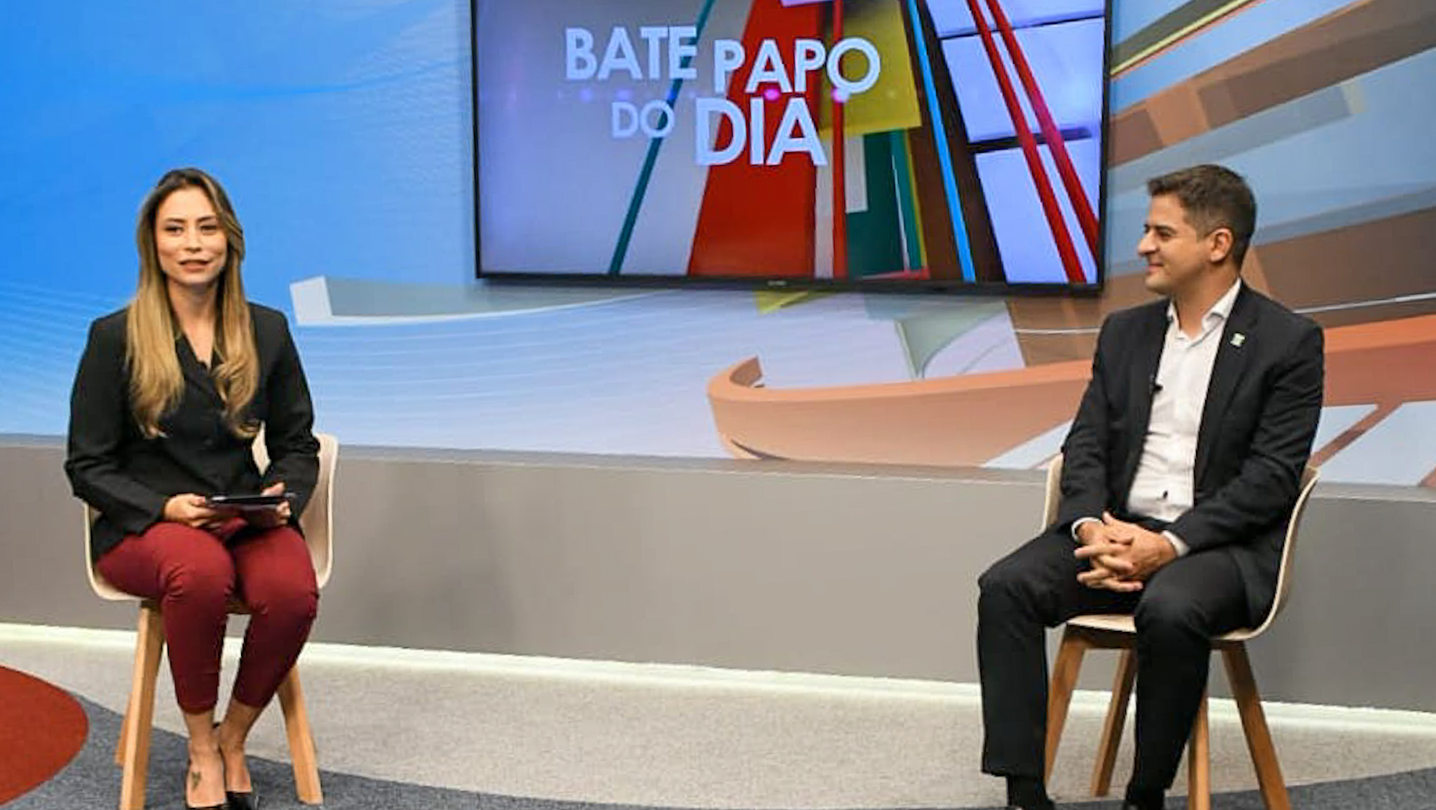 A apresentadora Michelle Bouson e o secretário de Estado da Saúde, Ismael Alexandrino, nos estúdios da TV Brasil Central