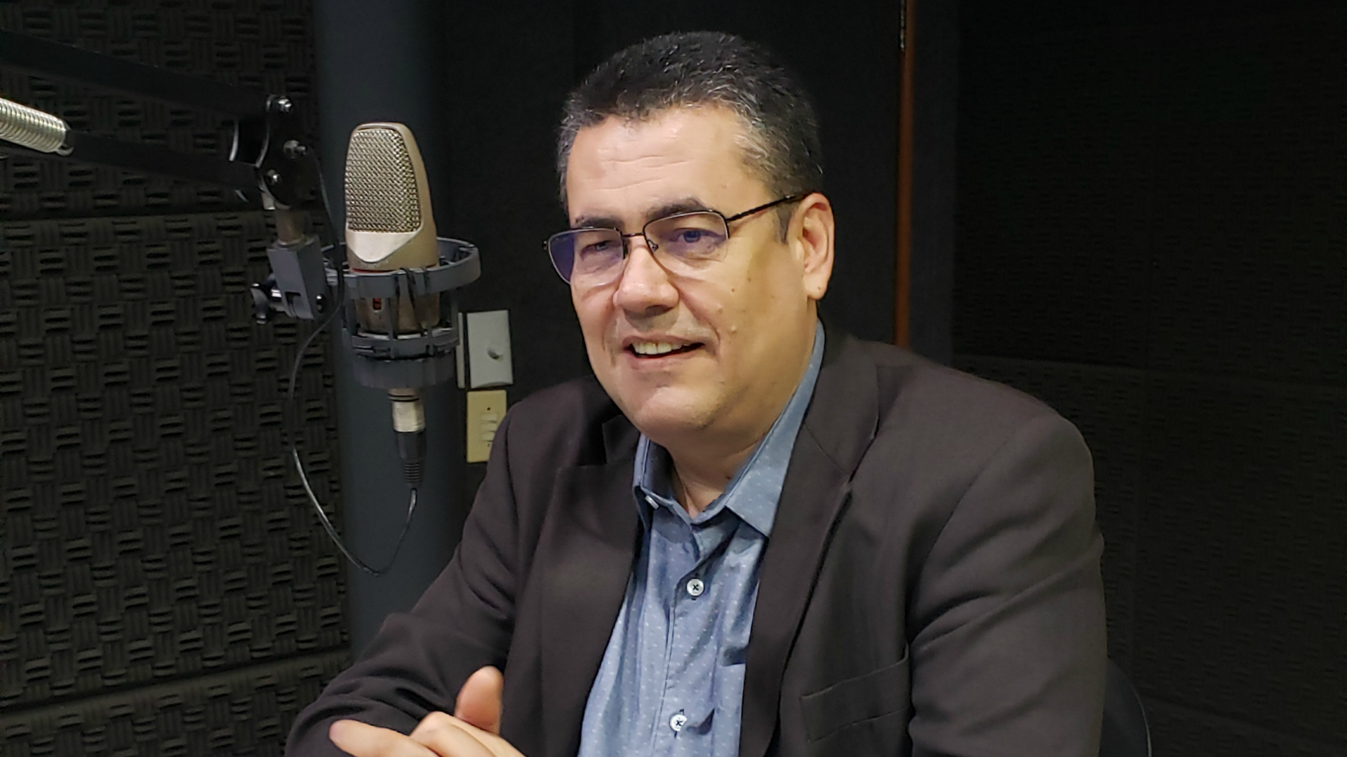 O secretário de Comunicação da Prefeitura de Goiânia, Vassil Oliveira, durante entrevista à Rádio Brasil Central