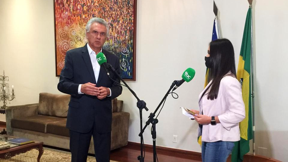 Governador Ronaldo Caiado e a repórter Danila Bernardes, em participação ao vivo na TBC