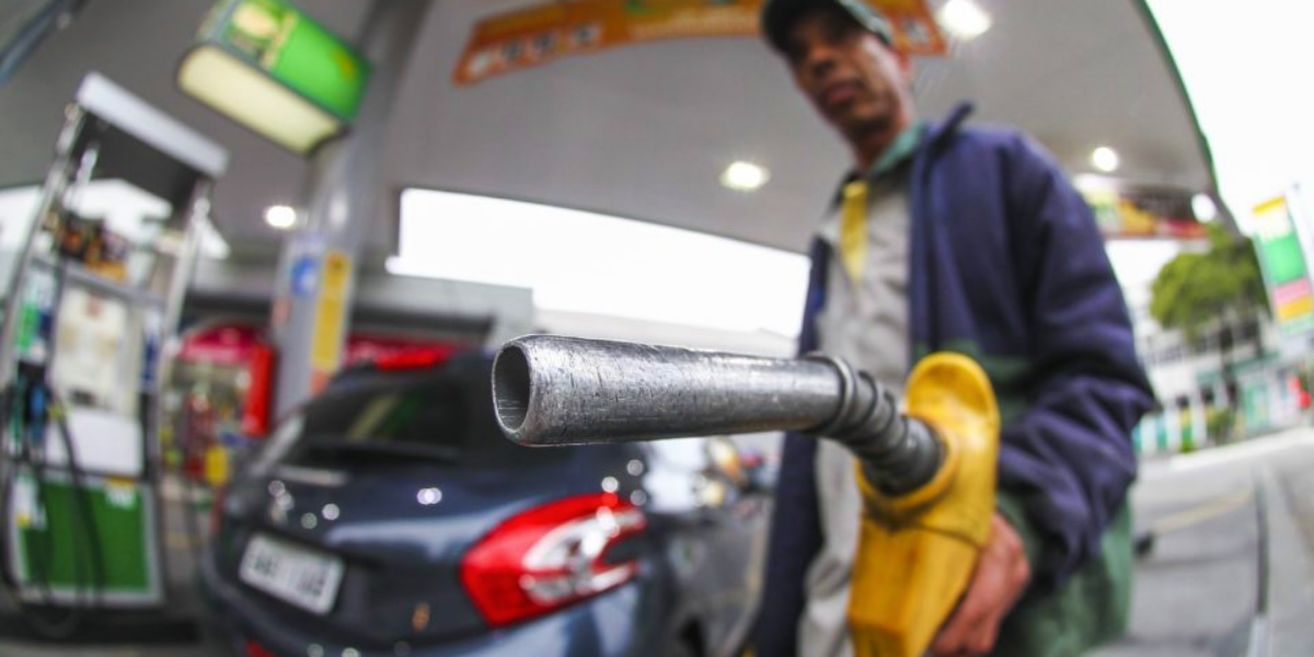 Preços dos combustíveis já estão inacessíveis para o consumidor, diz presidente do Sindiposto