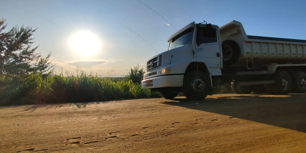 Caiado vistoria e lança obras de pavimentação de rodovias no Nordeste goiano