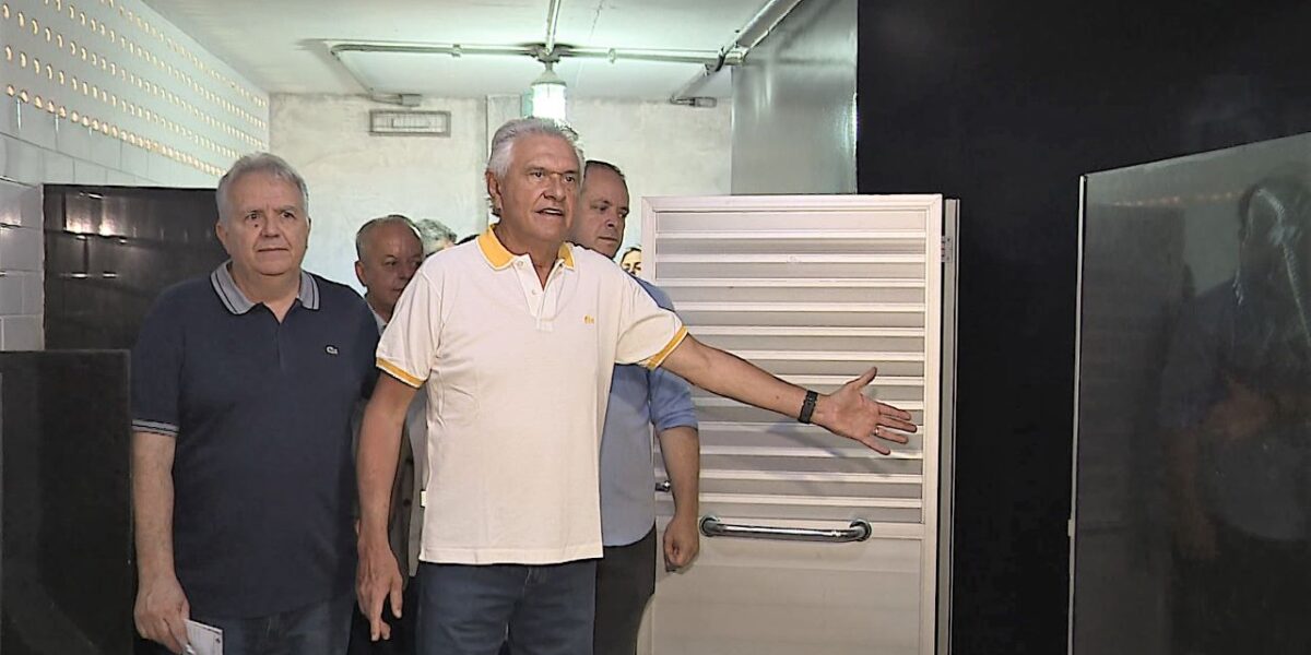 Caiado entrega a reforma dos banheiros do estádio Serra Dourada