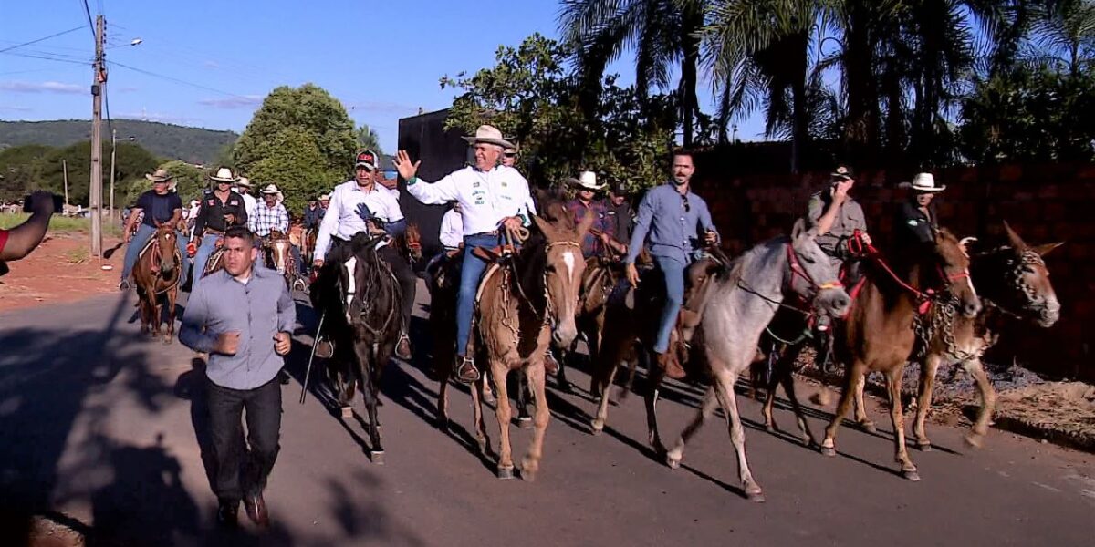 Desfile de cavaleiros abre Expo Agro de São Luís de Montes Belos