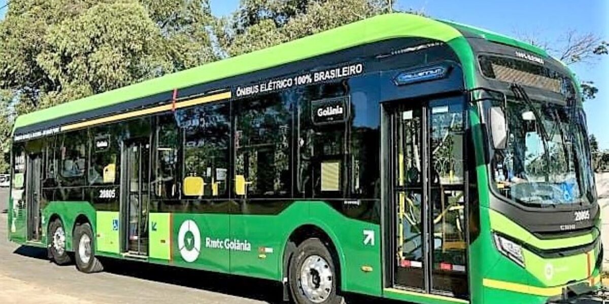 Ônibus elétricos em teste circulam pela capital