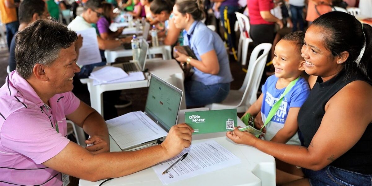 Governo de Goiás entrega mais 1.739 cartões do Aluguel Social
