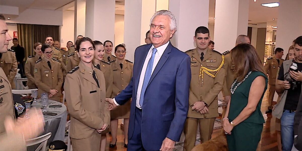 Oficiais da PM visitam Palácio das Esmeraldas após serem promovidos