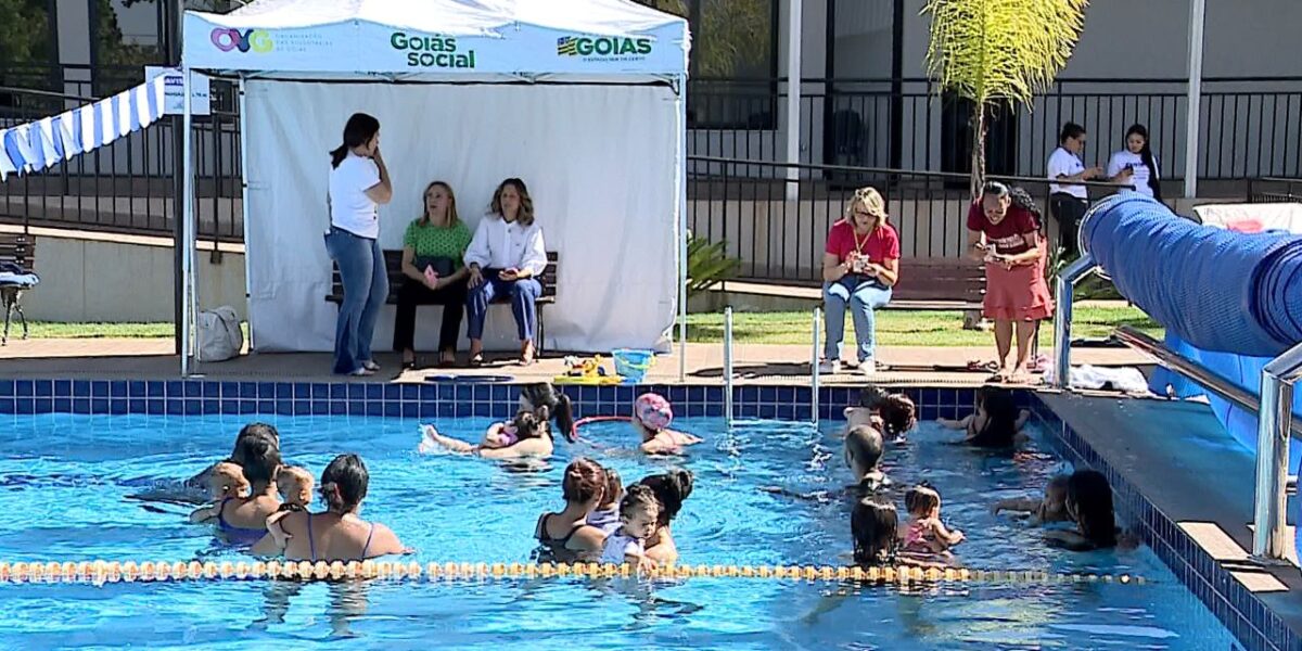 Meninas de Luz tem a primeira turma do projeto de natação Mamãe-Bebê