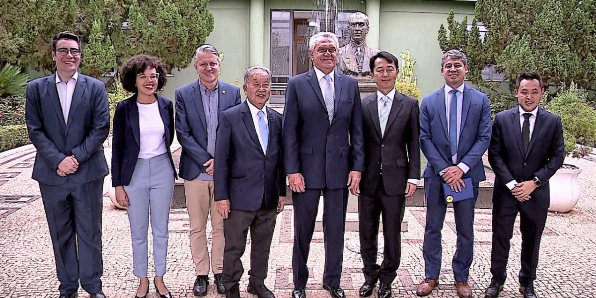Ronaldo Caiado condecora embaixador japonês