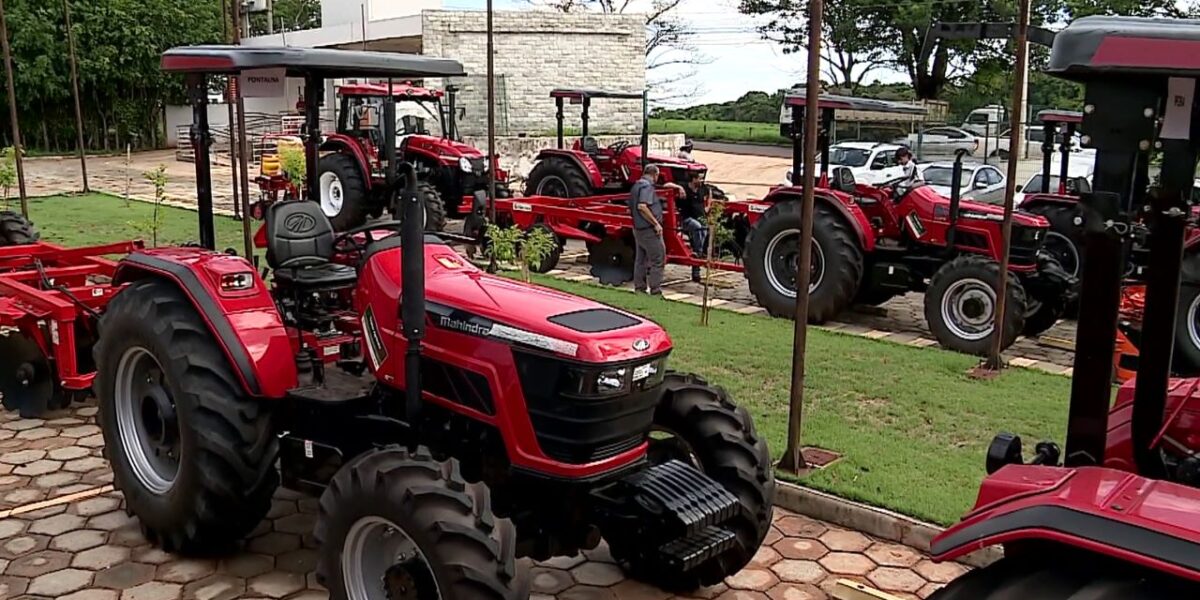 Governo de Goiás repassa máquinas agrícolas para 22 municípios