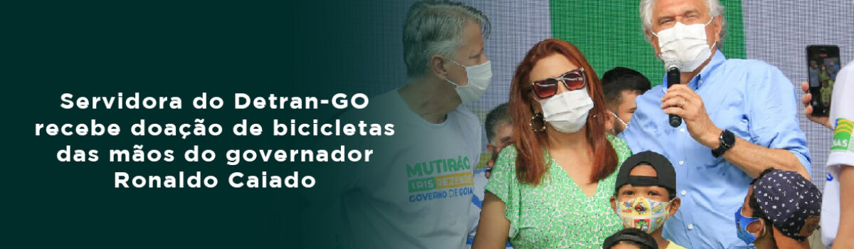 Servidora do Detran-GO recebe doação de bicicletas das mãos do governador Ronaldo Caiado